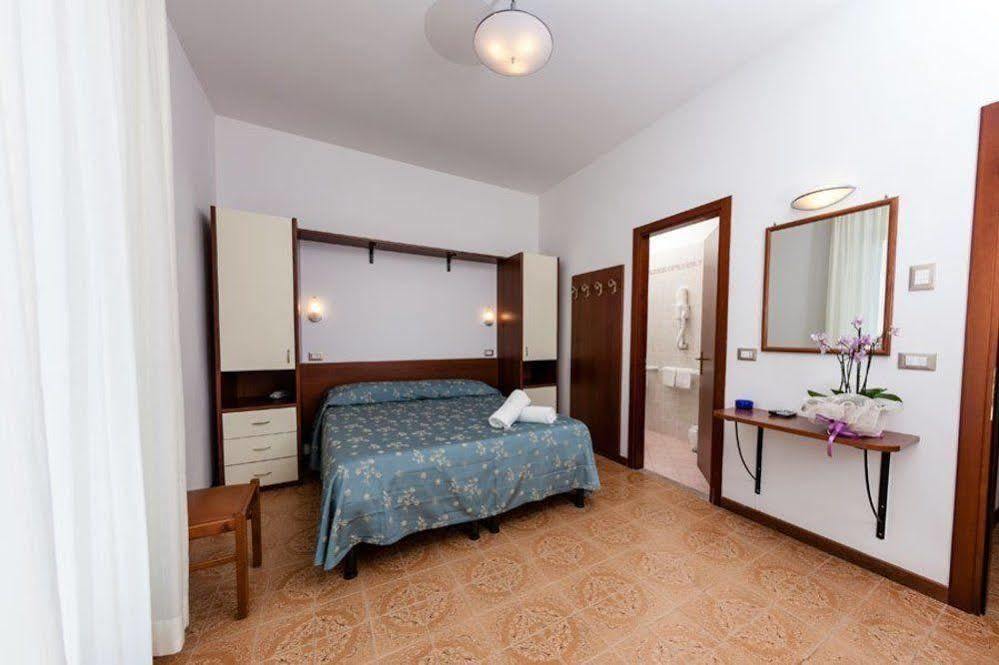 Hotel Sayonara Senigallia Buitenkant foto