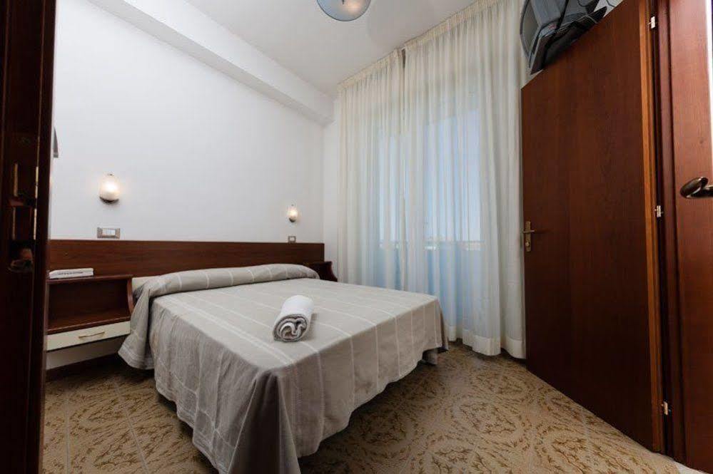 Hotel Sayonara Senigallia Buitenkant foto